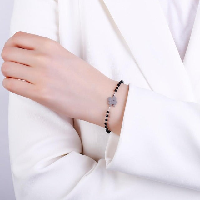 Onnenamuletin neliapilarannekoru 