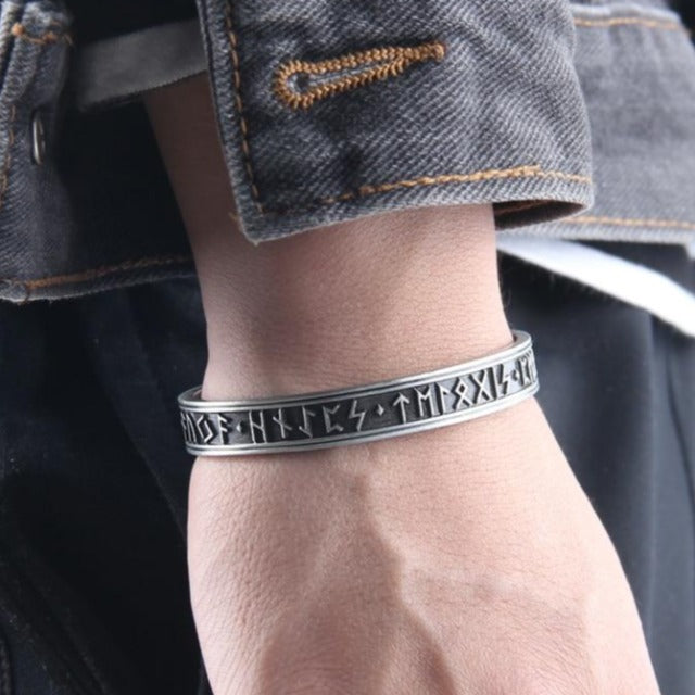 Viikinkirannekoru riimuilla