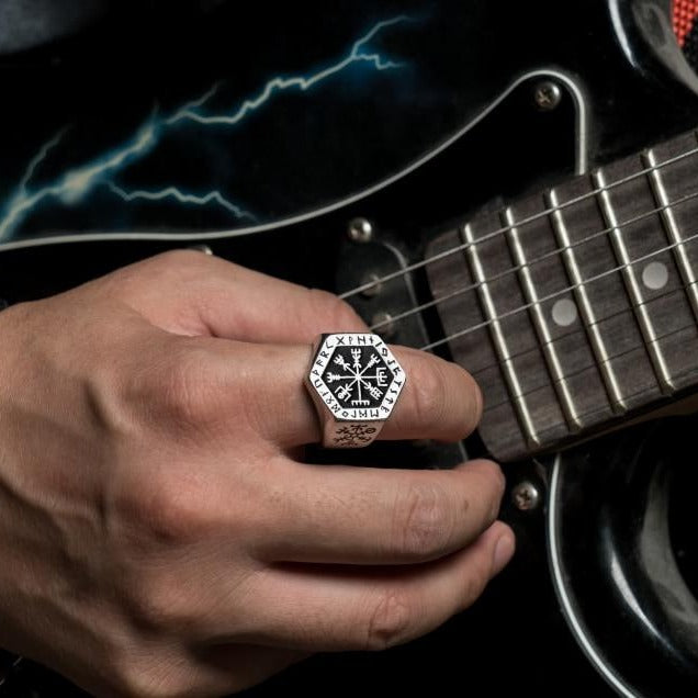 Viikinkisormus hopeaa miehille