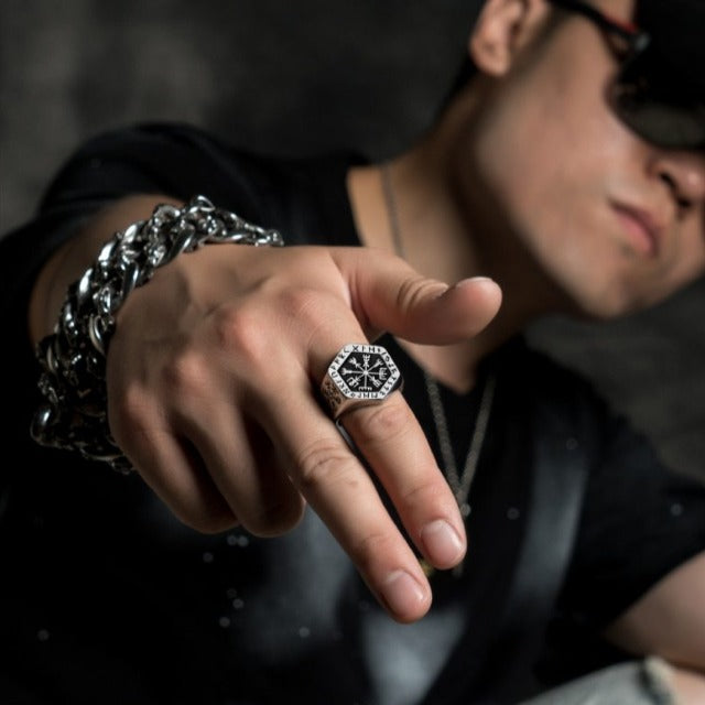 Viikinkisormus hopeaa miehille