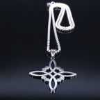 Suojelusamuletin kaulakoru noita solmulla