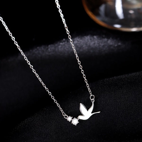 Kaulakoru kyyhkysriipuksella