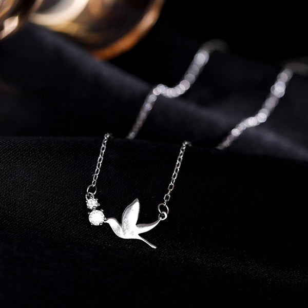 Kaulakoru kyyhkysriipuksella