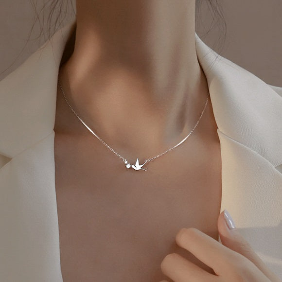 Kaulakoru kyyhkysriipuksella