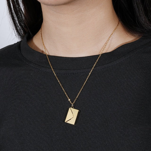 Kaulakoru kultaisella kirjekuoririipuksella