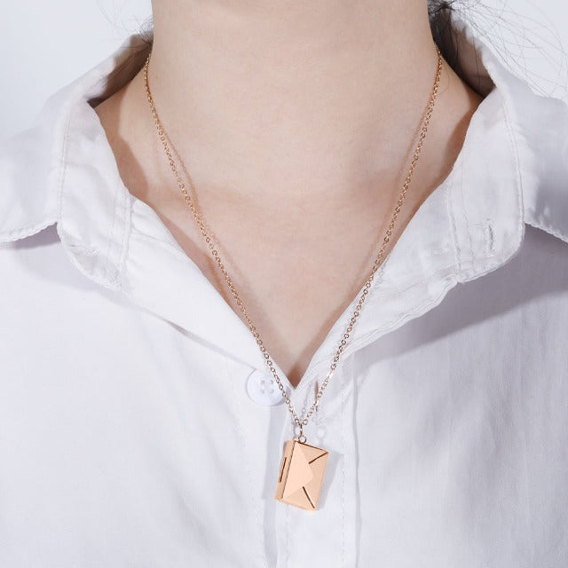 Kaulakoru ruusukultaisella kirjekuoririipuksella