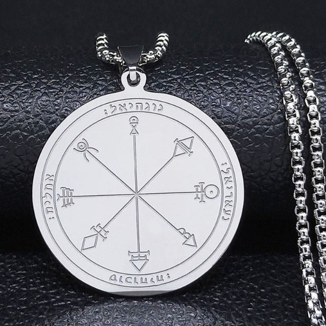 Kaulakoru hopea- ja kultasuojelutalismanin kanssa hopea