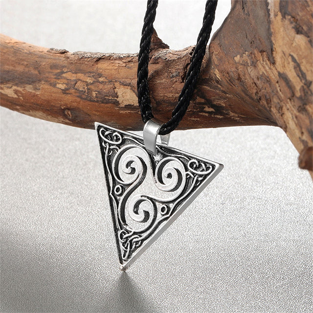 Kelttiläinen Triskel-kaulakoru (hopeanvärinen tai kultainen) antiikkiharmaa