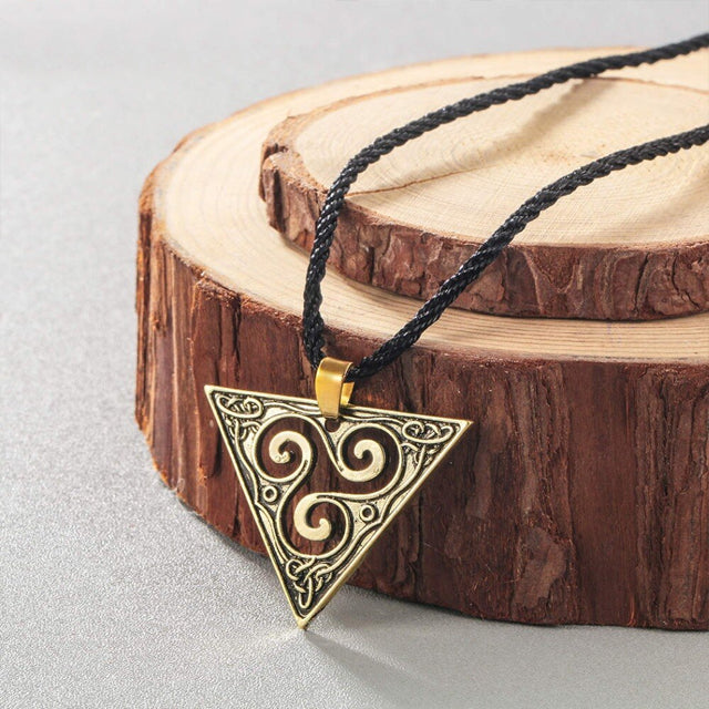 Triskel-kaulakoruKelttiläinen Triskel-kaulakoru (hopeanvärinen tai kultainen) antiikkipronssi