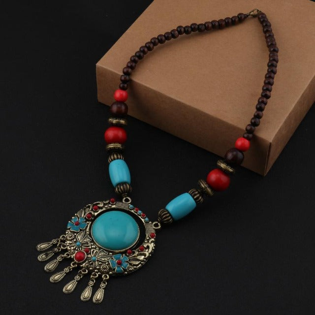 Etninen helmikaulakoru