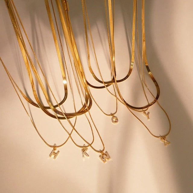 Personoitu alkukirjainkaulakoru