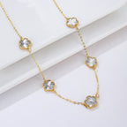 Kultainen kaulakoru valkoisella helmiäisellä apilanakaatilla Lahjaidea naisten korut