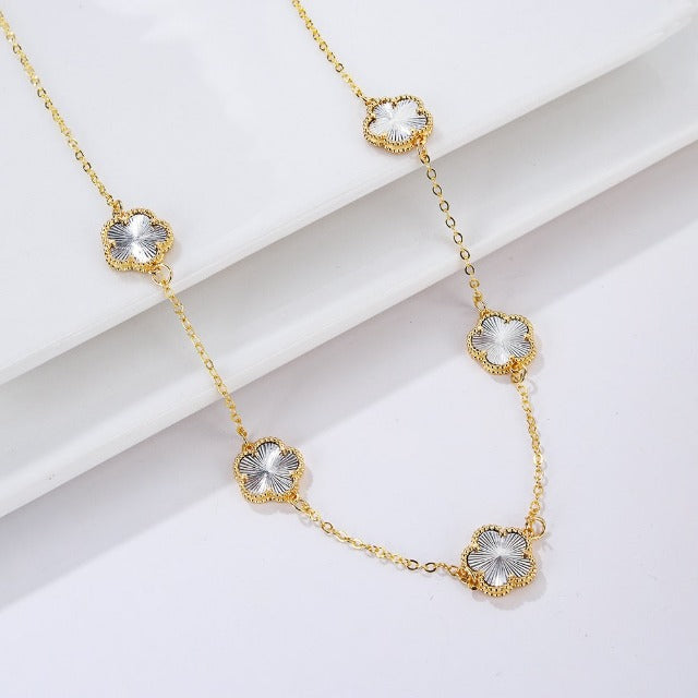 Kultainen kaulakoru valkoisella helmiäisellä apilanakaatilla Lahjaidea naisten korut