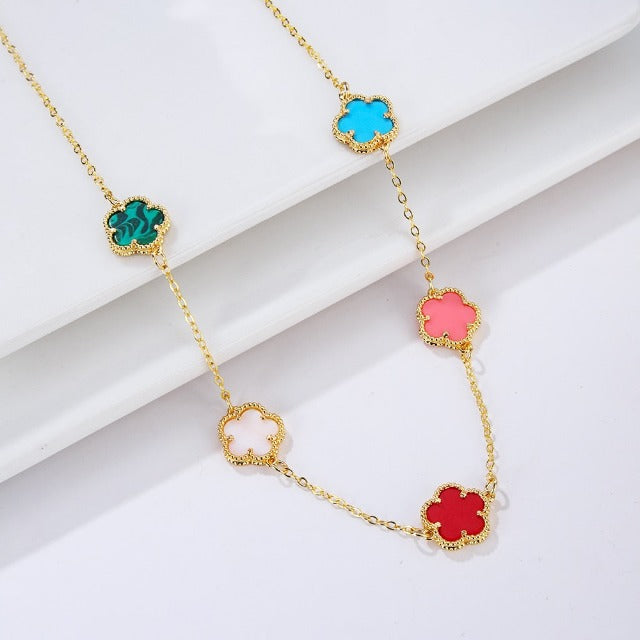 Kultainen kaulakoru valkoisella helmiäisellä apilanakaatilla Lahjaidea naisten korut