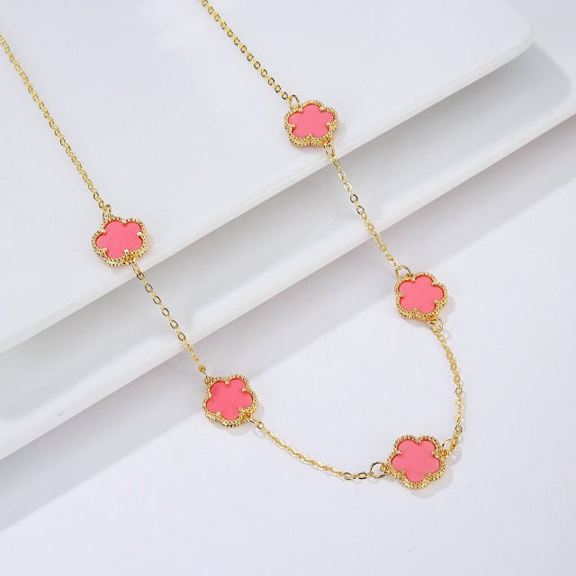 Kultainen kaulakoru valkoisella helmiäisellä apilanakaatilla Lahjaidea naisten korut