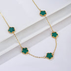 Kultainen kaulakoru valkoisella helmiäisellä apilanakaatilla Lahjaidea naisten korut