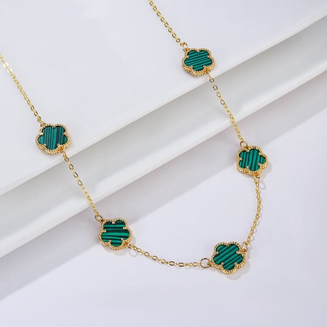 Kultainen kaulakoru valkoisella helmiäisellä apilanakaatilla Lahjaidea naisten korut