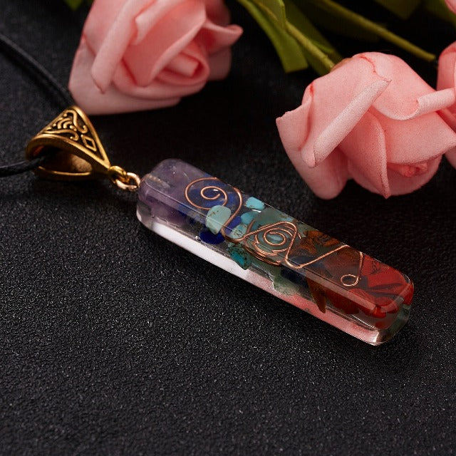 Monivärinen kivikaulakoru