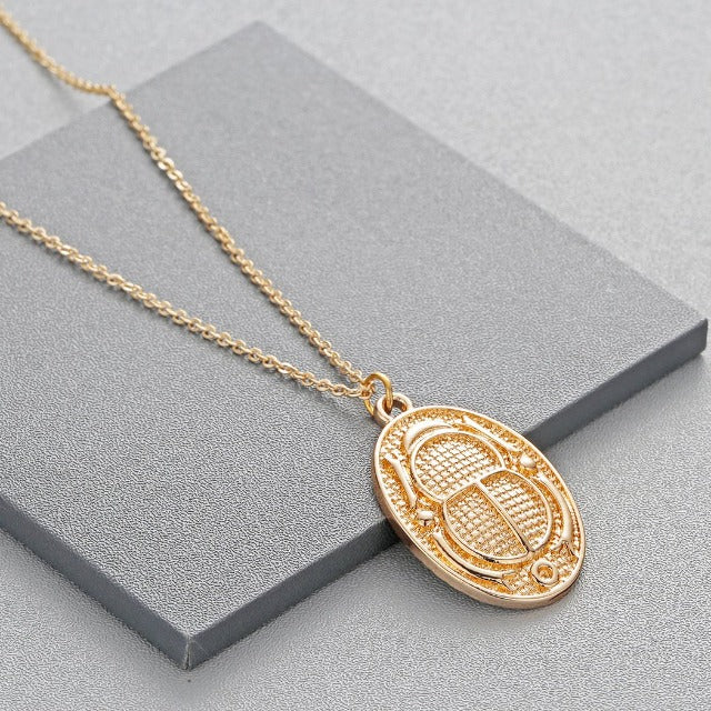 Egyptiläinen Scarabee-kaulakoru kulta