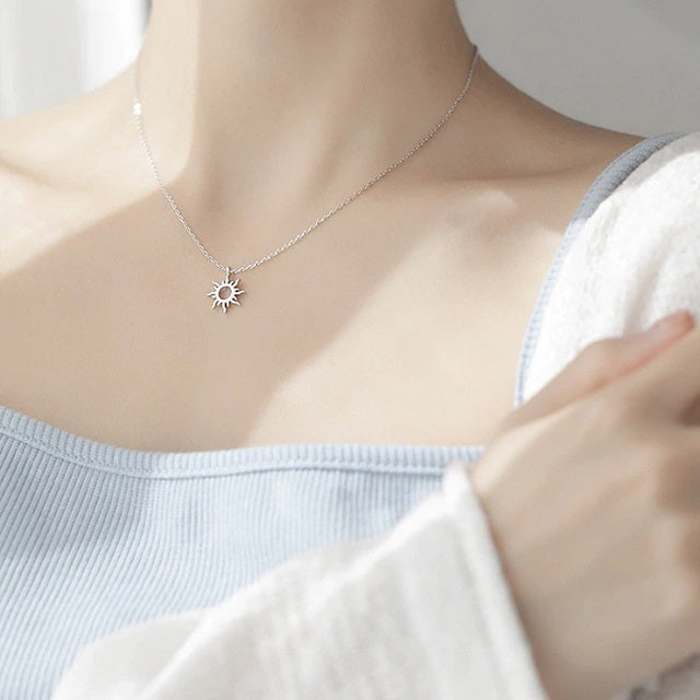 Naisten auringon kaulakoru
