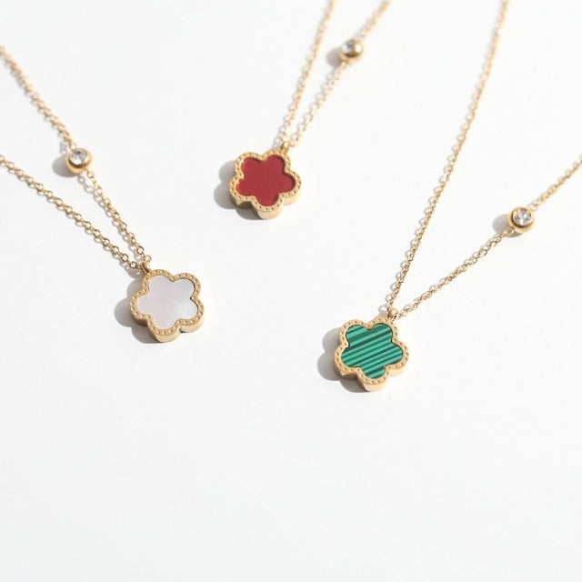 Helmikoristeinen apilakaulakoru kultaketjulla naisille