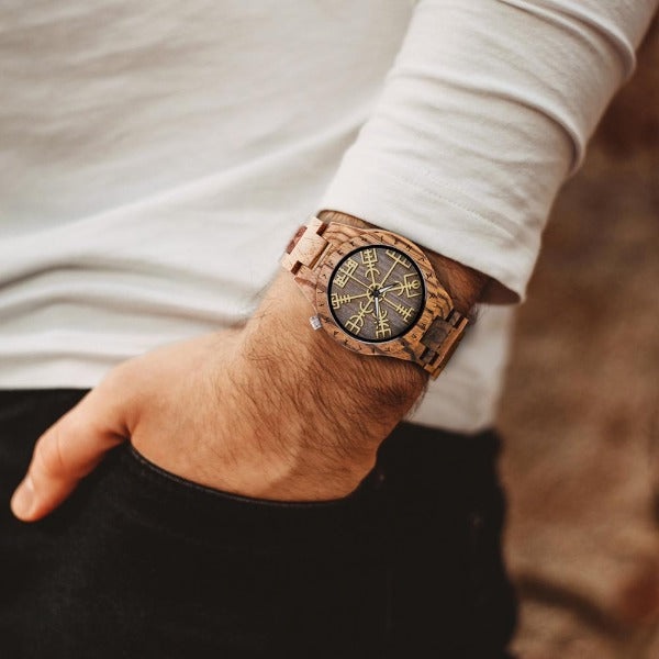 Miesten viikinkikello puisella puulla