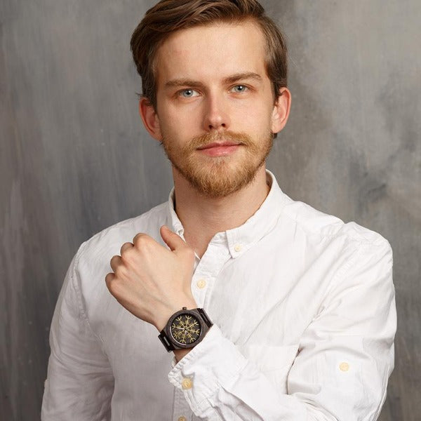 Miesten viikinkikello mustasta puusta