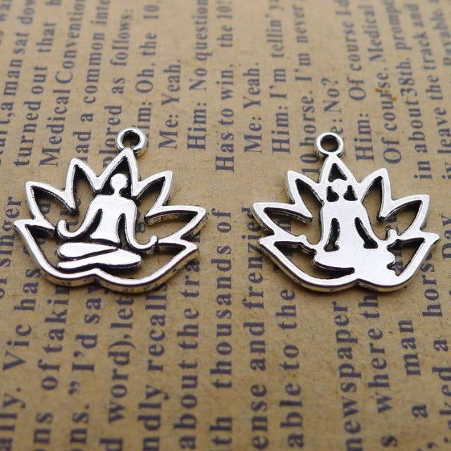 Hopeinen Buddha-riipus